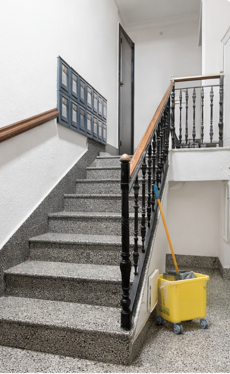 Escalera de comunidad de vecinos limpia